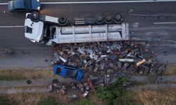 Metal yüklü TIR, yola devrildi: Karı-koca faciadan son anda kurtuldu