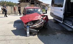 Çorum’da minibüs ile otomobil çarpıştı: 2 yaralı