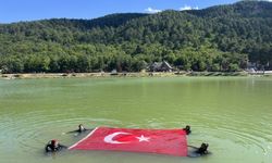 Çorum İHH arama kurtarma  ekibi, 15 Temmuz'a Türk  bayrağı açarak dikkat çekti