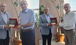 Emekliye ayrılan iki okul  müdürüne hizmet plaketi