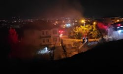 Yangına kürekle müdahale etti
