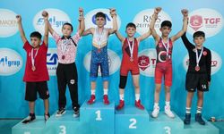 Minik güreşçilerden 1 altın, 1 bronz madalya