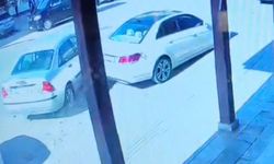 Alkollü sürücü park halindeki araçlara çarptı! İşte o kaza anı