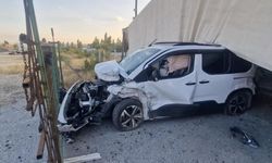 Çorum'da kontrolden çıkan tır, hafif ticari aracın üzerine devrildi: 1 yaralı