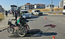 Çorum'da asansörlü eşya taşıma kamyonu ile motosiklet çarpıştı 1 ölü