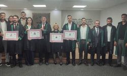 Beş avukat  cübbe giydi