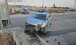 Çorum’da kavşakta iki otomobil çarpıştı