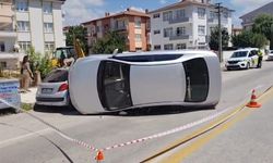 Otomobil park halindeki araca çarpıp devrildi