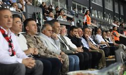 Protokol tribünü doldu!