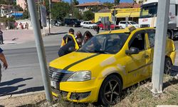 Tırla çarpışan taksi sürücüsü yaralandı