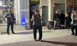71 yaşında gençlere taş çıkartıyor, renkli simasıyla düğünleri şenlendiriyor