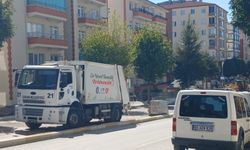 Kasisten geçen çöp kamyonundan düşen 2 işçi yaralandı