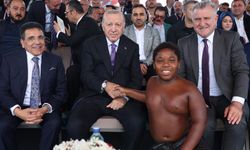 Cumhurbaşkanı Erdoğan'ın sohbet ettiği Tanzanyalı minik güreşçi Çorum'da er meydanına çıktı