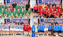 Şampiyon minik futbolcular kupalarını törenle aldı