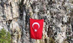 Dağcılar kayalıkta dev Türk  bayrağını dalgalandırdı