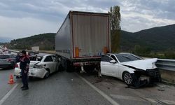 3 aracın karıştığı trafik  kazasında 2 kişi yaralandı