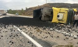 Kömür yüklü TIR devrildi, yol ulaşıma kapandı
