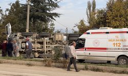 Freni boşalan beton mikseri otomobille çarpıştı: 3 kişinin yaralandığı kaza kamerada