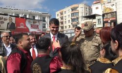 Jandarma Komutanını görünce asker selamı verdiler