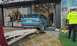 Çorum’da otomobil mağazaya girdi: Baba ve kızı darp edildi