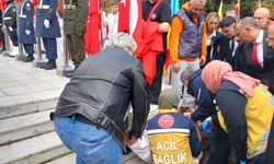 Çelenk sunma töreninde merdivenden düşen çocuk hastaneye kaldırıldı