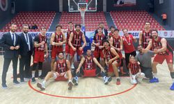Dev adamlar galibiyeti son saniye üçlüğü ile aldı: 62-59
