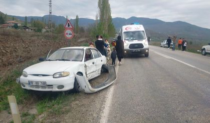 Otomobil ve hafif ticari  araç çarpıştı: 8 kişi yaralı