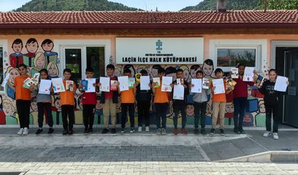 Annelerine mektup yazarak  kitap okumalarını istediler