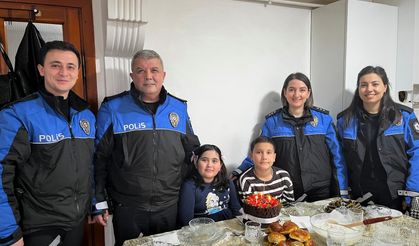 Polisten iki kardeşe  doğum günü sürprizi