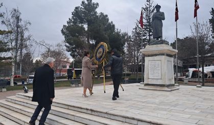 Vergi Haftası’nda Atatürk Anıtı’na çelenk sundular