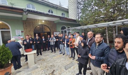 Cami bahçesinde toplu bayramlaşma geleneği yaşatıldı