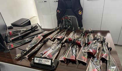 Ekin’in çalışma masası  karanfillerle donatıldı