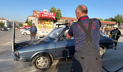 Otomobilde çıkan yangını vatandaşlar söndürdü