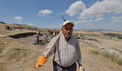 Hattuşa'daki arkeolojik kazılara  51 yıldır kazmasıyla katkı sunuyor