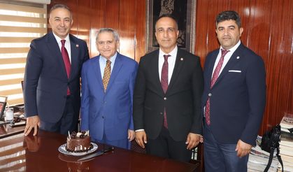 Yeni Parti’den pasta ile kutlama