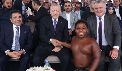 Cumhurbaşkanı Erdoğan'ın sohbet ettiği Tanzanyalı minik güreşçi Çorum'da er meydanına çıktı