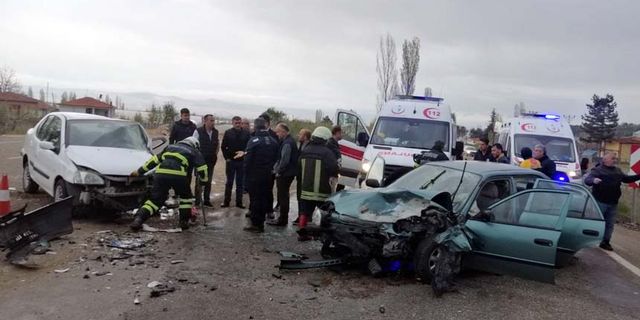 İki otomobil kafa kafaya çarpıştı: 5 yaralı