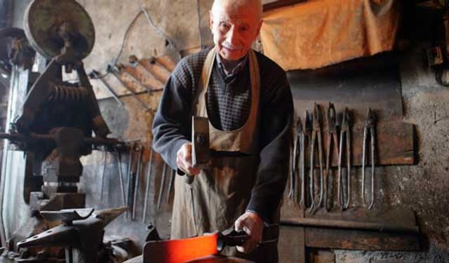 83 yaşındaki demir ustası 71 yıldır çekici elinden bırakmıyor