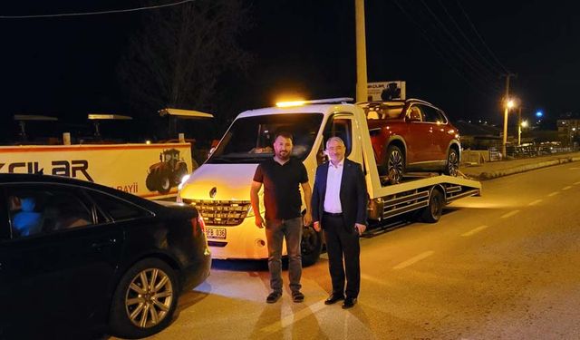 TOGG'u gören belediye başkanı çekicinin önünü kesti