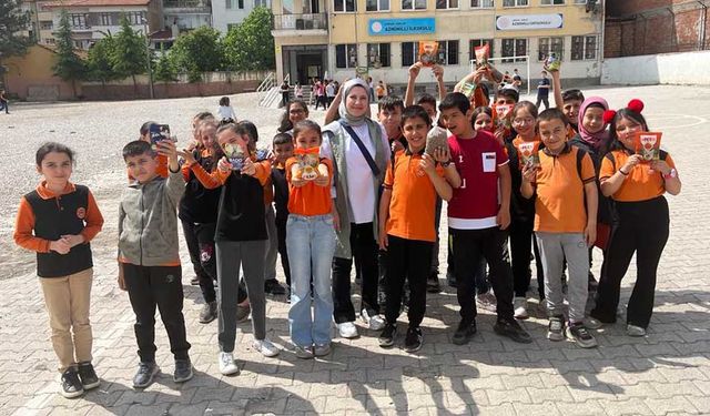 Sokak hayvanlarını beslediler