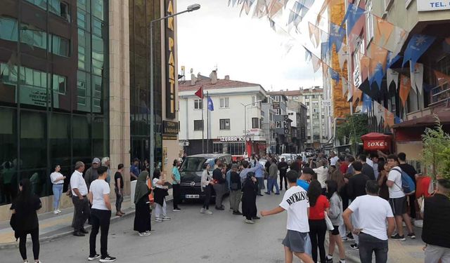 Muhtarların aileleri AK Parti binasına yürüdü