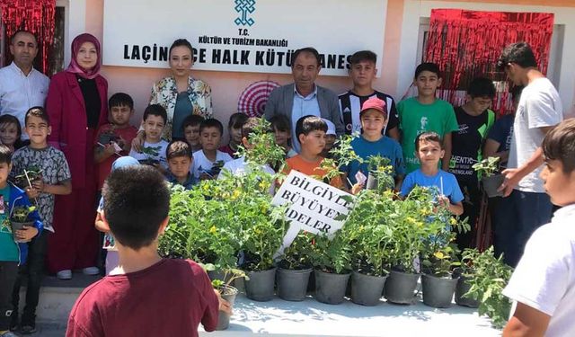 Laçin'de kütüphaneden kitap alan çocuklara sebze fidesi hediye ediliyor