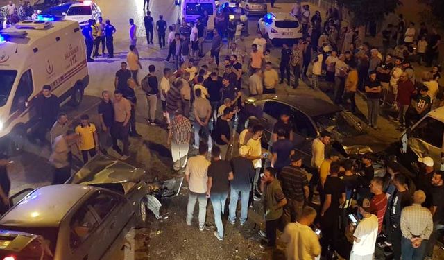Kaza yapan otomobilde sıkışan sürücüyü itfaiye kurtardı