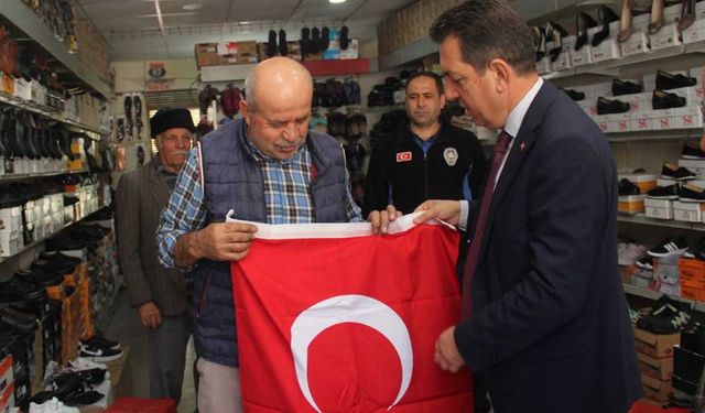 Oğuzlar’da esnafa  Türk bayrağı dağıtıldı