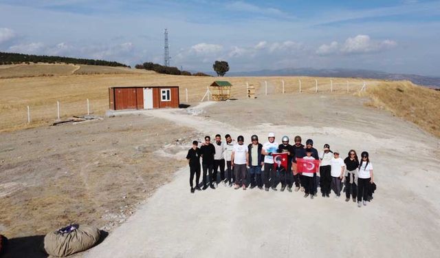 Yamaç paraşütçüleri Cumhuriyetin  100. yılında Bayat semalarında süzüldü