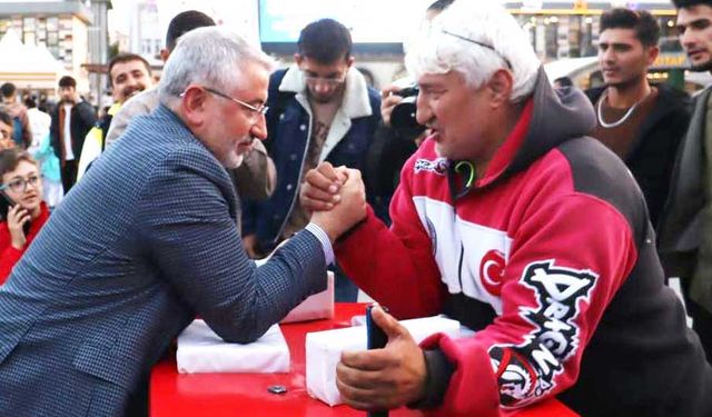 Başkan Aşgın bilek güreşinde kapıştı