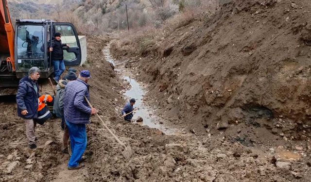 Su sıkıntısı yaşanan köye  devlet-köylü işbirliği ile su getirildi
