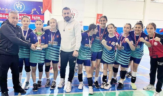 Küçük kızlar hentbolda şampiyon Gençlikspor
