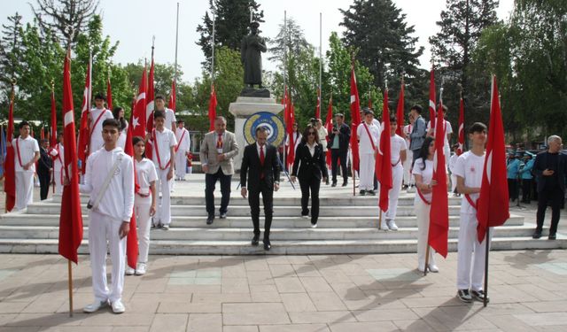 Atatürk Anıtı’na 23 Nisan çelengi
