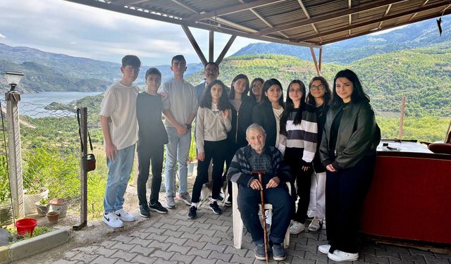 Oğuzlar'da lise öğrencilerinden  92 yaşındaki Hastaoğlu'na ziyaret